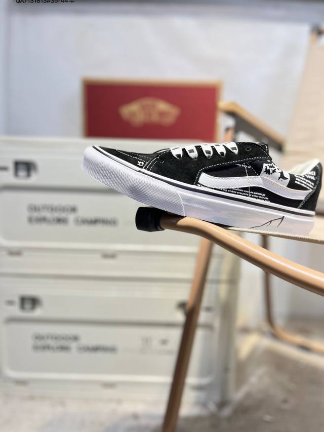 Vanssk8-Low, the official classic retro casual sports sneaker from Vans, featuri