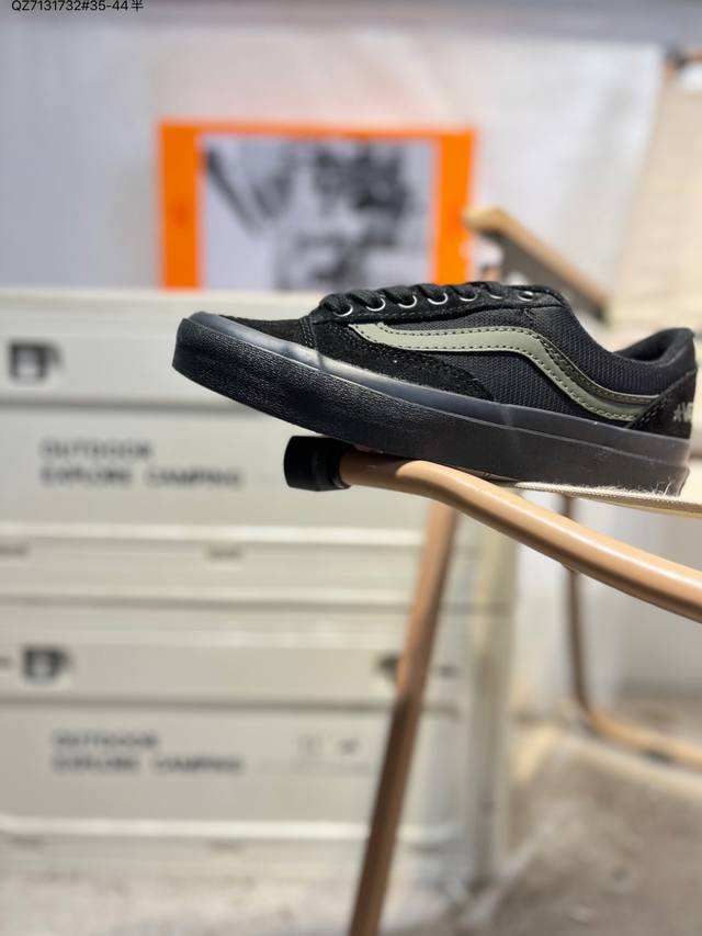 Vanssk8-Low, the official classic retro casual sports sneakers from Vans, featur