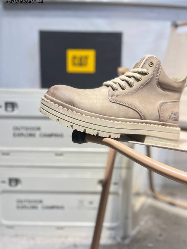 Cat, the brand of Caterpillar bulldozers, series workwear and casual shoes. , t