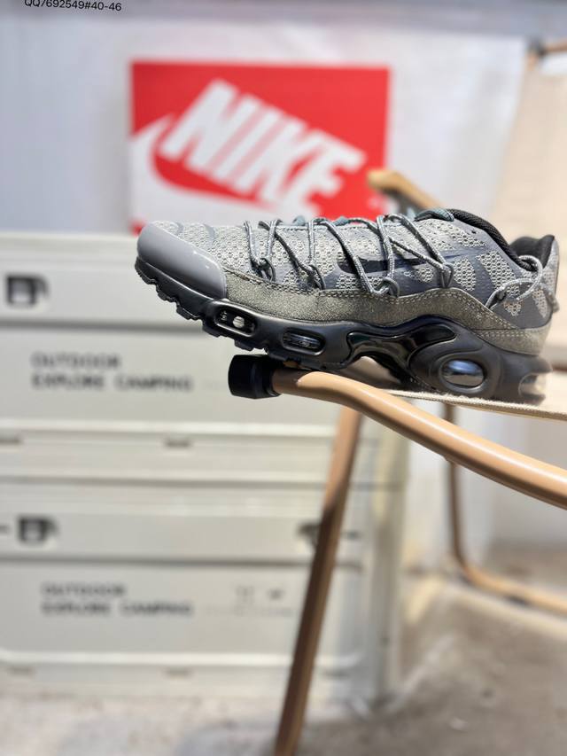 The Nike Air Max Plus is a representative of Nike's alternative shoe models. Bo