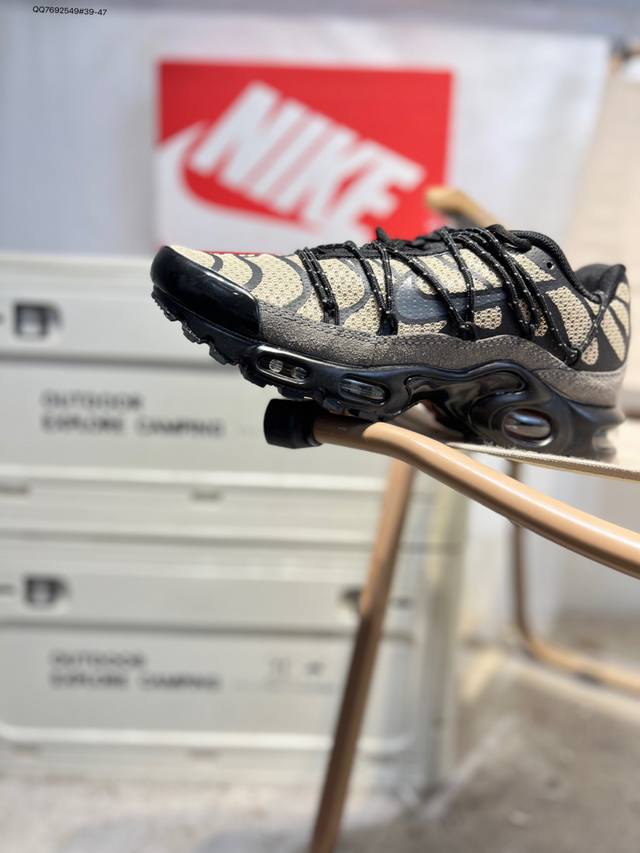 The Nike Air Max Plus is a representative of Nike's alternative shoe models. Bo