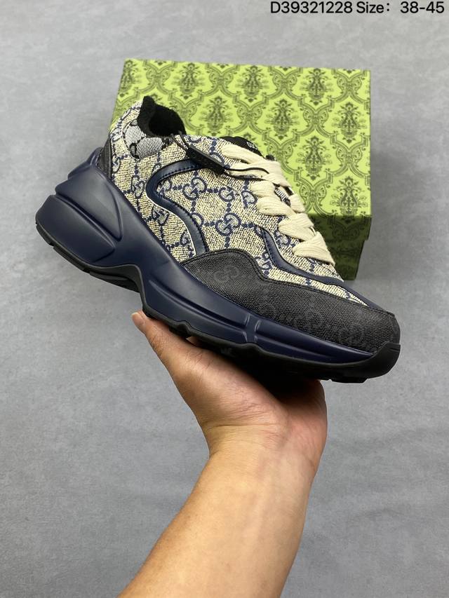 Popular outfits from celebrities like Ni Ni, Yang Mi, Lu Han, and Henry Wu on I