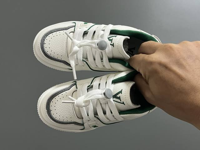 L's new fashionable children's sneakers with buckle laces. Size: 26-37. Classic