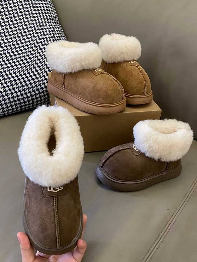 Original image straight from These snow boots feature a short design that is not