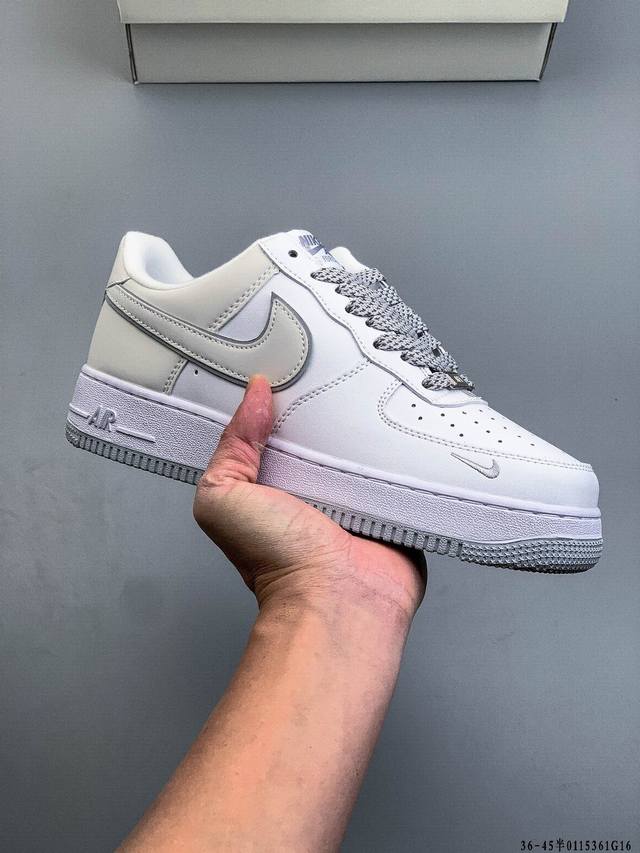 Original last data paper version, made with a hard, high-quality leather upper,