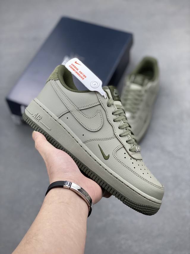 DDD Nike Air Force 1' 07 Light Army Green, original last and cardboard construct