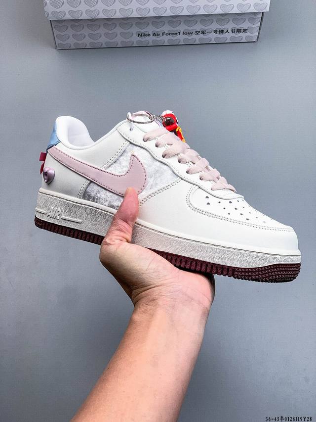 Original last data paper version, made with a hard, high-quality leather upper,