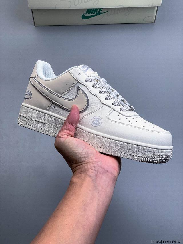 Original last data paper version, made with a hard, high-quality leather upper,