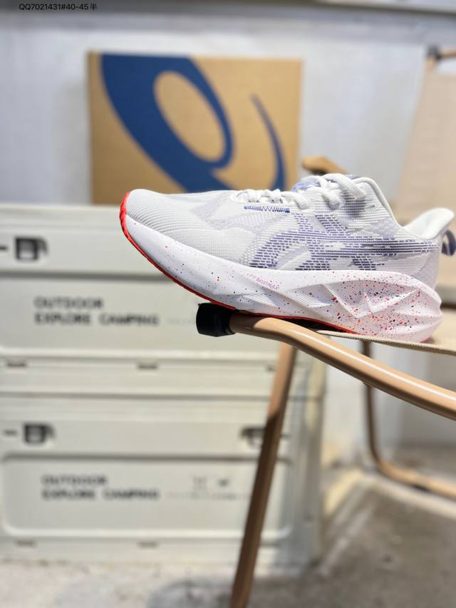 Asics Novablast 5 Le, a classic running shoe from ASICS, is currently riding the