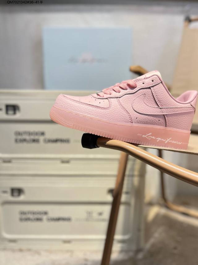 Nike Air Force 1 '07, a versatile casual athletic shoe. Soft, responsive cushio