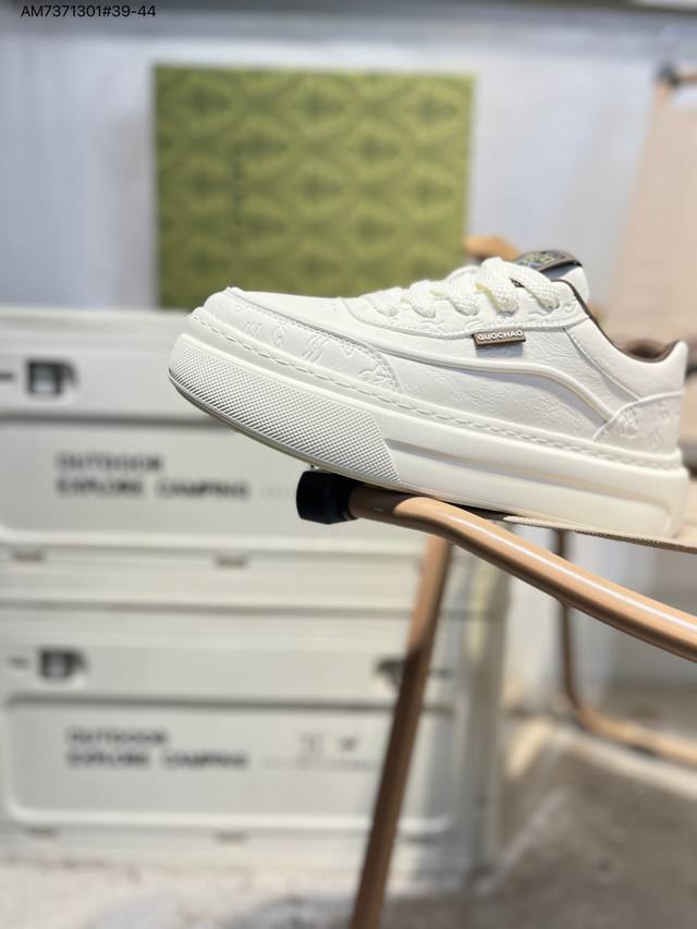 Gucci leather round toe lace-up platform low-top sneakers, stylish color-blocked