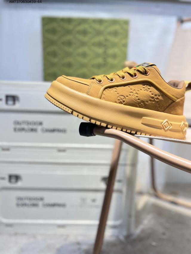 Gucci leather round toe lace-up platform low-top sneakers, stylish color-blocked