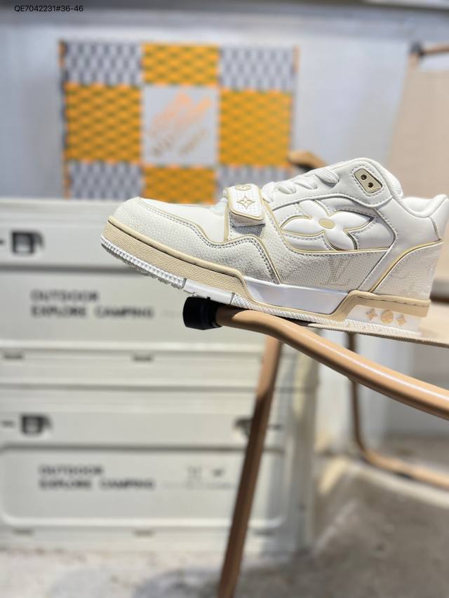 Louis Vuitton Trainer Sneaker Low. A versatile and comfortable sneaker from Loui