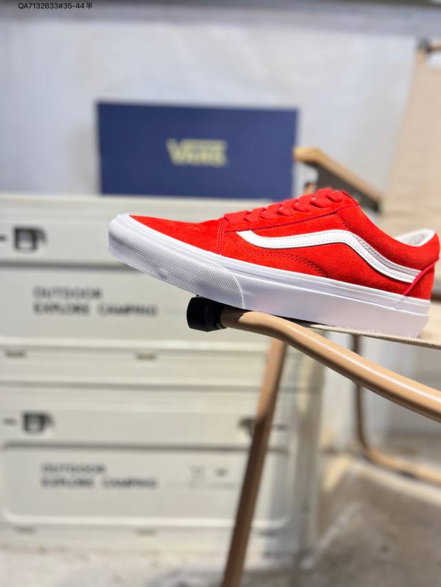 Vanssk8-Low, the official classic retro casual sports sneakers from Vans, featur