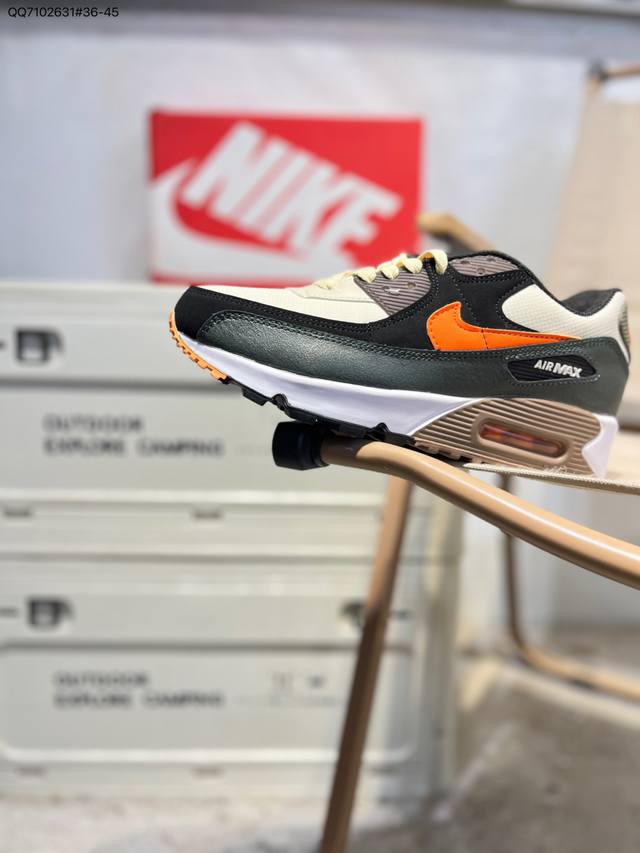 Nike Air Max 90 Classic Retro Cushioned Running Shoes. The upper is made of lea