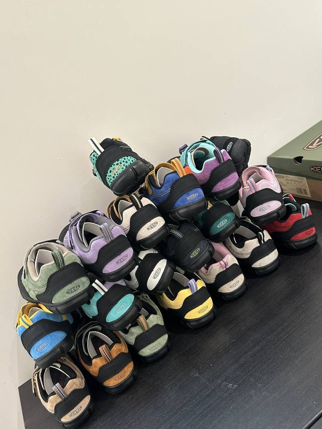 So many colorways! Looks great from every angle! I'm buying two pairs right away