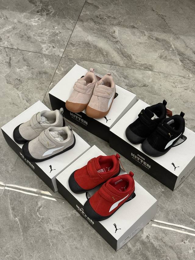 Original photo DDD The Velcro strap reveals a reinforced ankle brace underneath