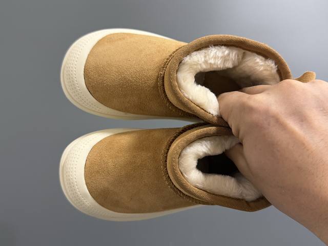 Ugg Tasman Mid-Cut Kids Snow Boots DDD Size: 25-35 DDD Super cool Ugg color-bloc