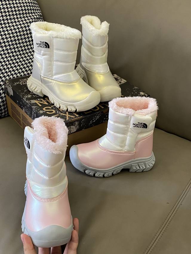 Original image straight from the camera DDD The North Face's new snow boots are