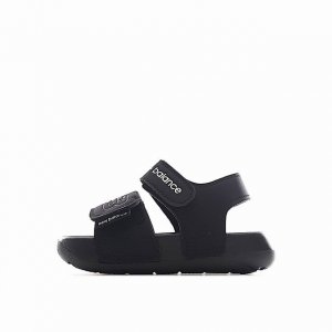 The Shoe Upper Is Designed With A Clean Color Scheme, Creating A Sleek And Moder