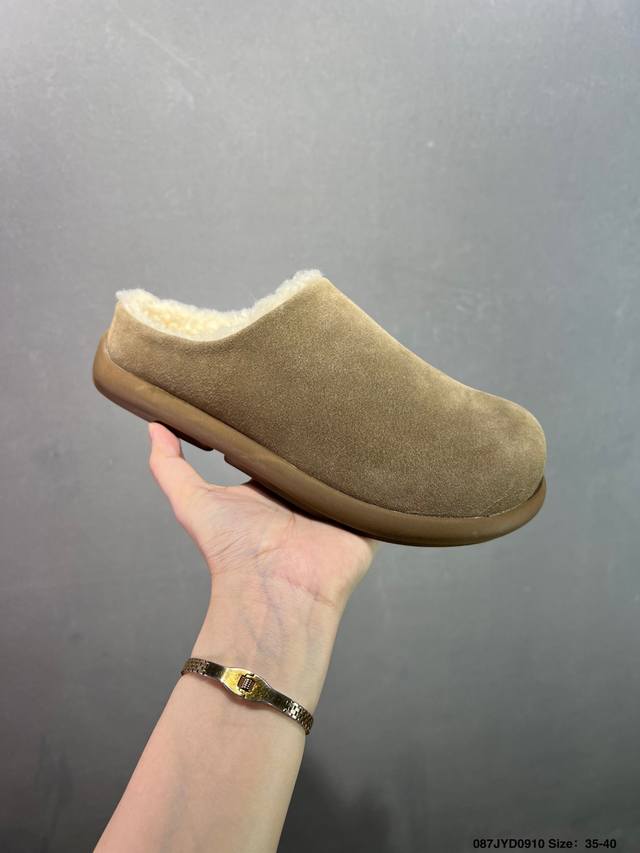 Ugg Classic Ultra Mini, the same thin-soled short snow boots as Zhou Dongyu and